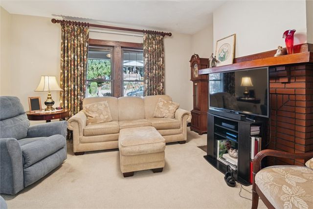 214 Parkside Ave, Mt Lebanon, PA 15228