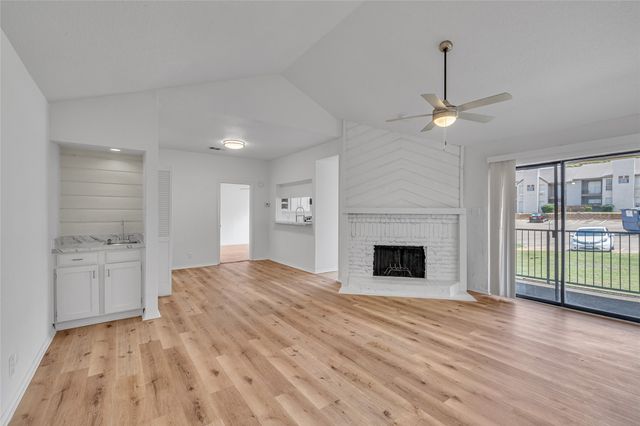 6042 Stoneybrook Drive, Fort Worth, TX 76112