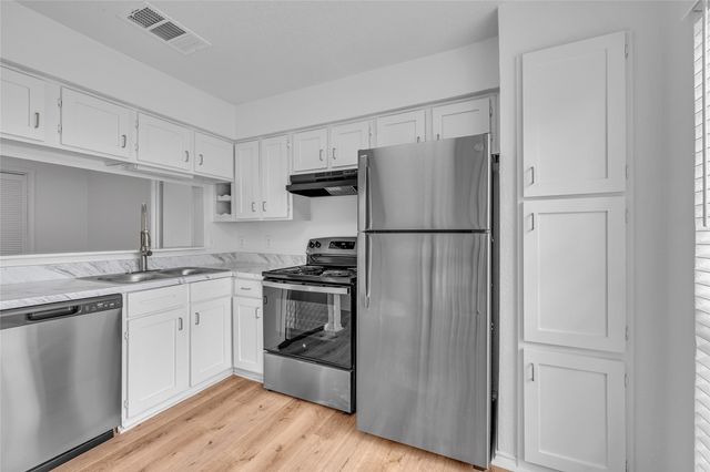 6042 Stoneybrook Drive, Fort Worth, TX 76112