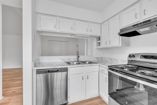 6042 Stoneybrook Drive, Fort Worth, TX 76112