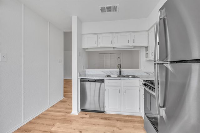 6042 Stoneybrook Drive, Fort Worth, TX 76112