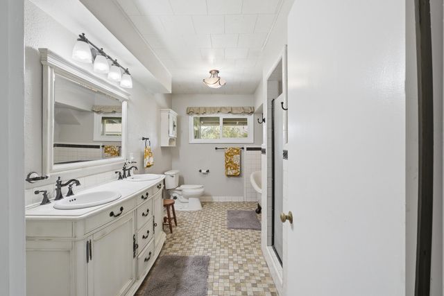 574 N Frankwood Avenue, Reedley, CA 93654