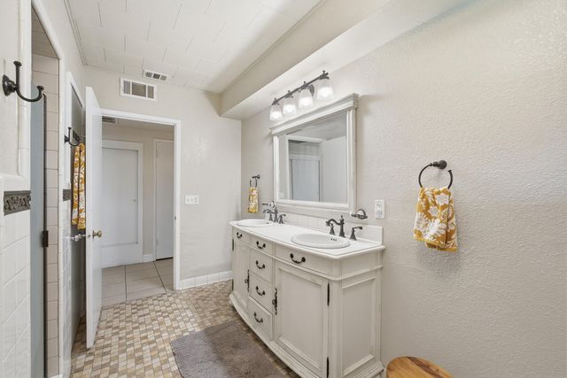 574 N Frankwood Avenue, Reedley, CA 93654