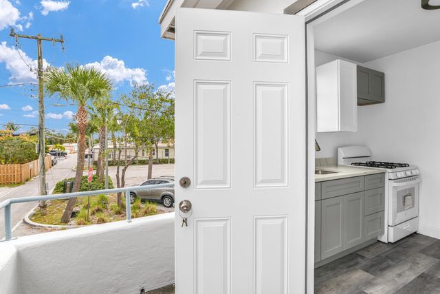 820 N Dixie Highway 4, Lake Worth Beach, FL 33460