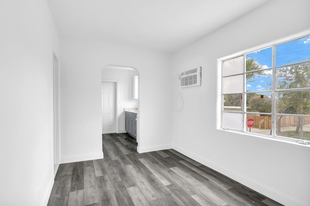 820 N Dixie Highway 4, Lake Worth Beach, FL 33460