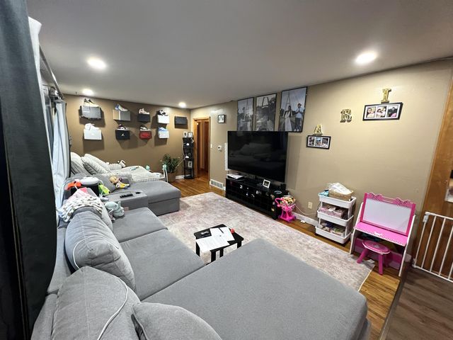 309 Danbury Dr, Charles City, IA 50616