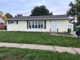 309 Danbury Dr, Charles City, IA 50616