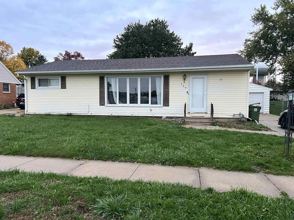 309 Danbury Dr, Charles City, IA 50616
