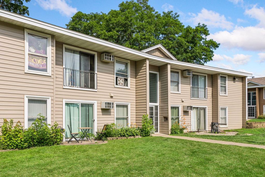 911 7th Street S 3, Hopkins, MN 55343 — photo 2