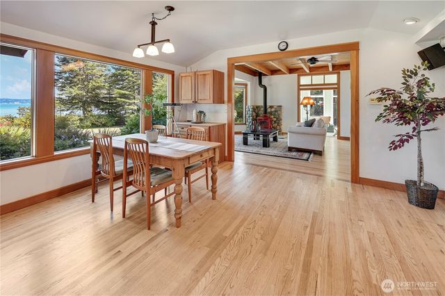 372 Schwartz Road, Nordland, WA 98358