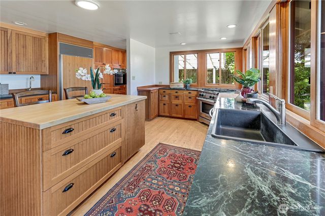 372 Schwartz Road, Nordland, WA 98358