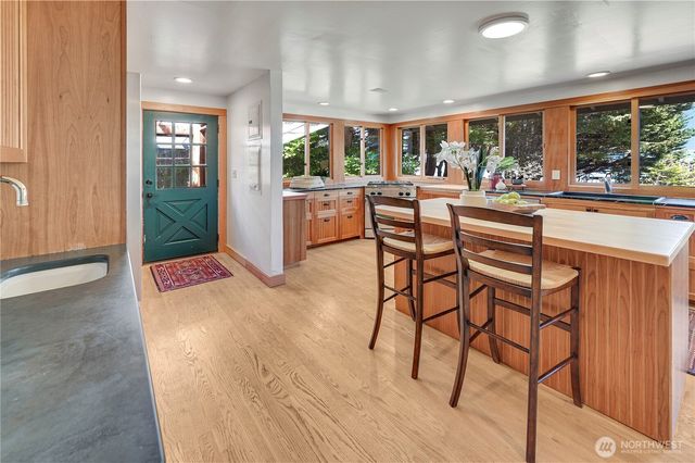 372 Schwartz Road, Nordland, WA 98358