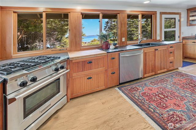 372 Schwartz Road, Nordland, WA 98358