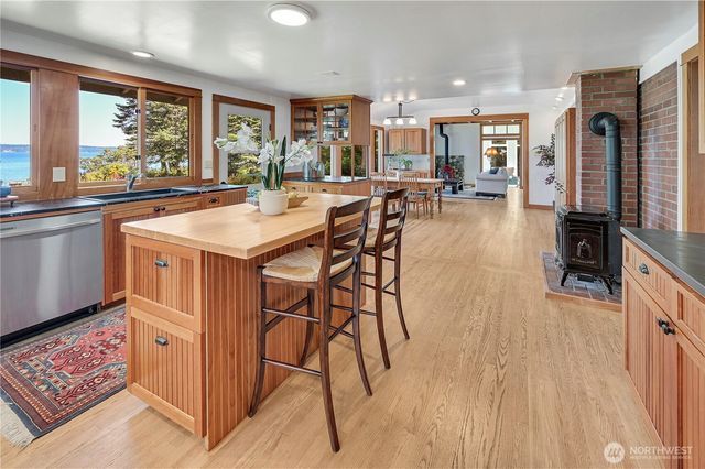 372 Schwartz Road, Nordland, WA 98358