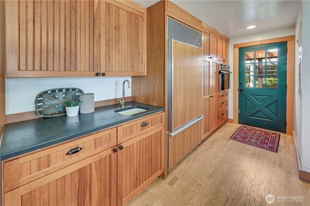 372 Schwartz Road, Nordland, WA 98358