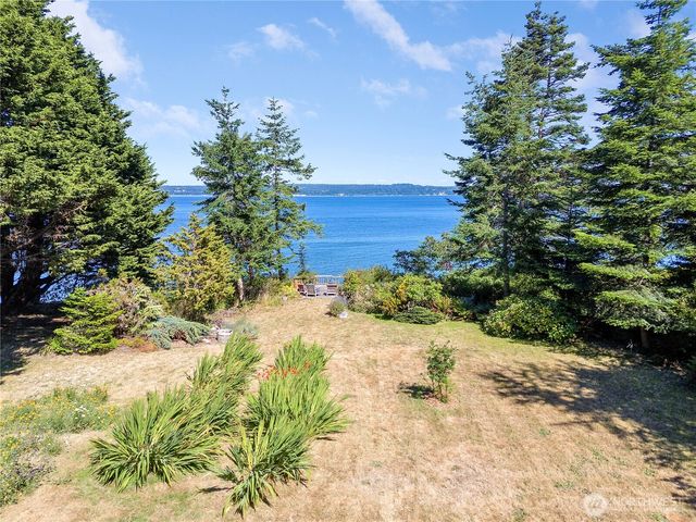 372 Schwartz Road, Nordland, WA 98358