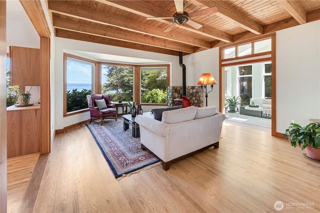 372 Schwartz Road, Nordland, WA 98358