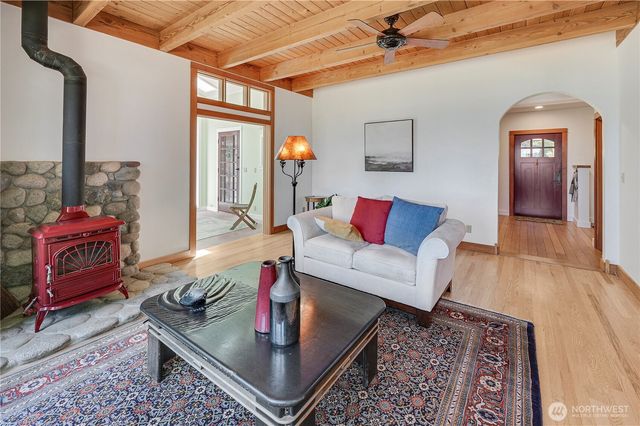 372 Schwartz Road, Nordland, WA 98358