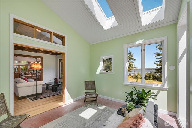 372 Schwartz Road, Nordland, WA 98358
