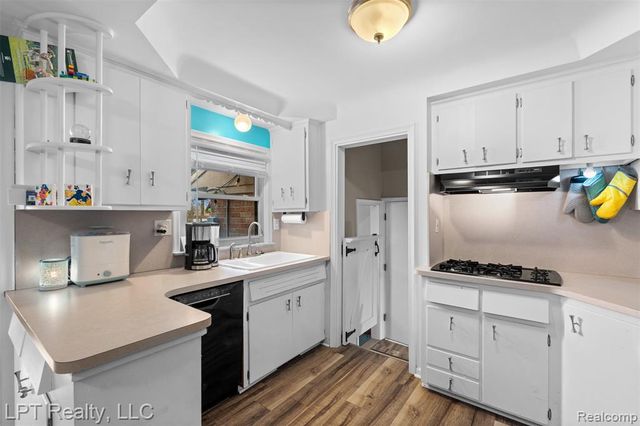 30605 Champine Street, Saint Clair Shores, MI 48082