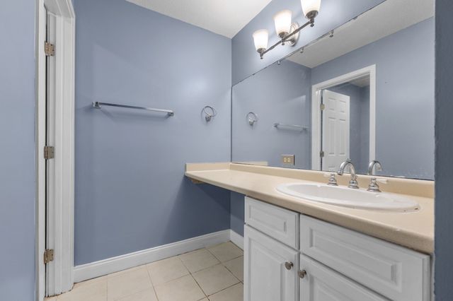 750 Brookside Dr D, Andover, MA 01810