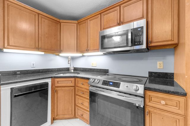 750 Brookside Dr D, Andover, MA 01810