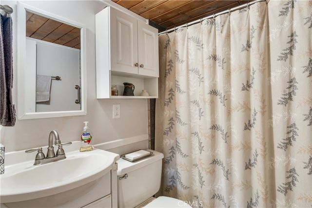 37667 Live Oak Street, Angelus Oaks, CA 92305