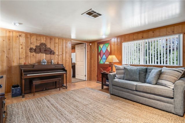 37667 Live Oak Street, Angelus Oaks, CA 92305