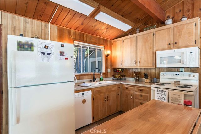 37667 Live Oak Street, Angelus Oaks, CA 92305