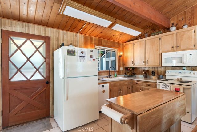 37667 Live Oak Street, Angelus Oaks, CA 92305