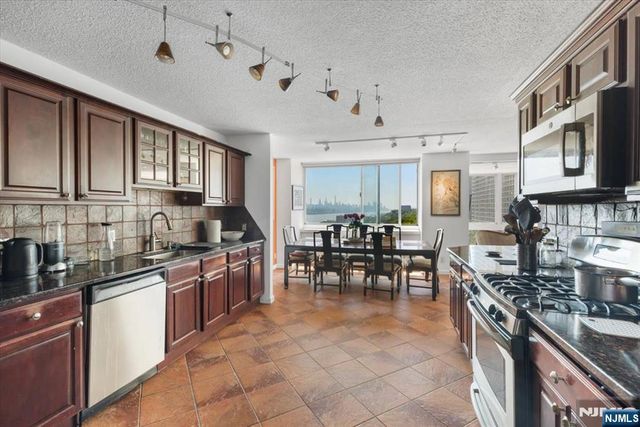 200 Old Palisade Road 5E, Fort Lee, NJ 07024