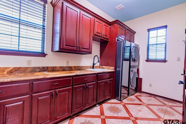 6045 County Road 1110, Grand Saline, TX 75140