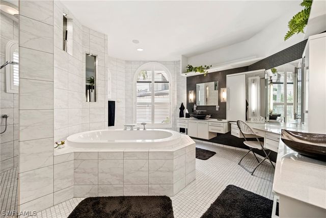 4944 Normandy CT, Cape Coral, FL 33904