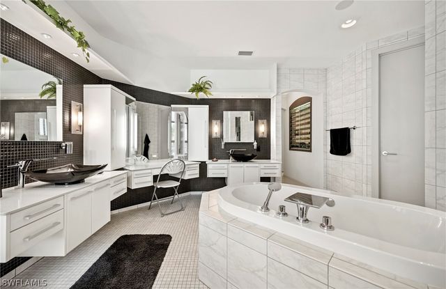 4944 Normandy CT, Cape Coral, FL 33904