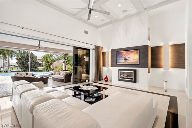 4944 Normandy CT, Cape Coral, FL 33904