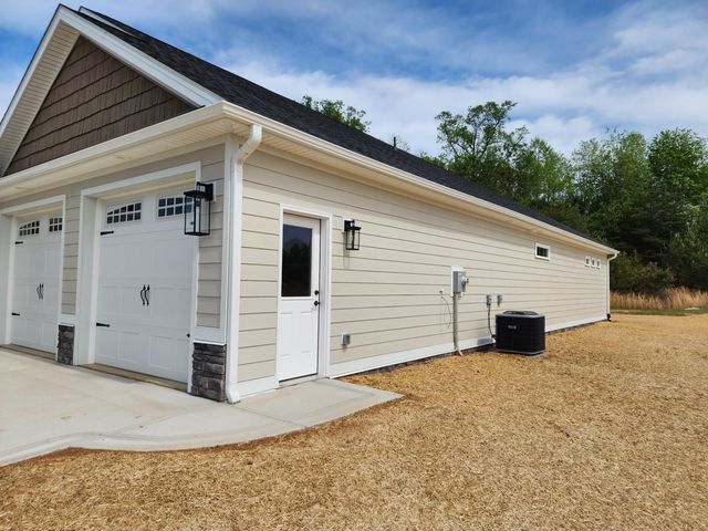 72 Carriage Homes DR, Moneta, VA 24121