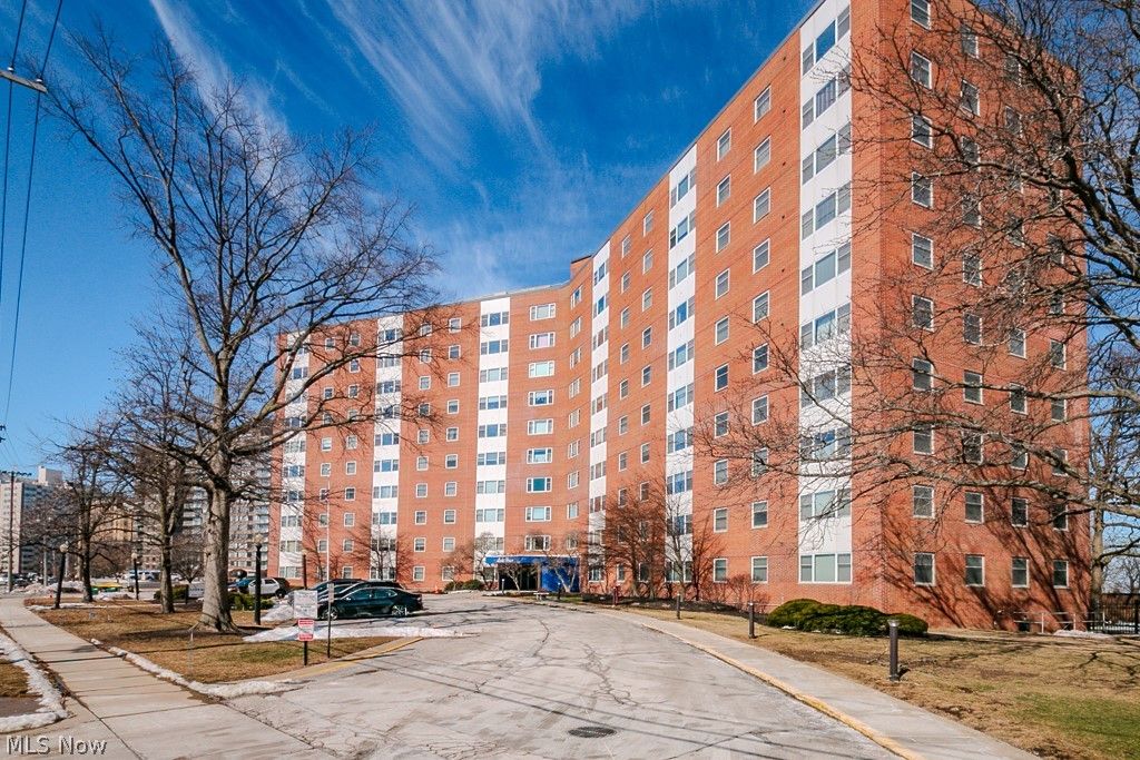 11850 Edgewater Drive 1002, Lakewood, OH 44107