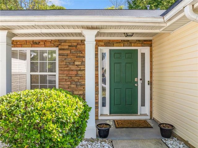 823 Langley View Court, Loganville, GA 30052