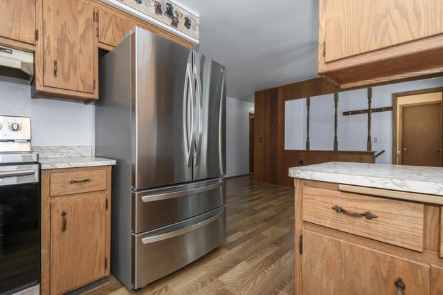 21401 W Woodland DRIVE, New Berlin, WI 53146