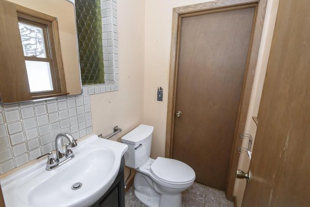 21401 W Woodland DRIVE, New Berlin, WI 53146