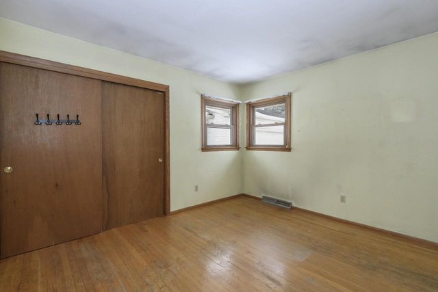 21401 W Woodland DRIVE, New Berlin, WI 53146