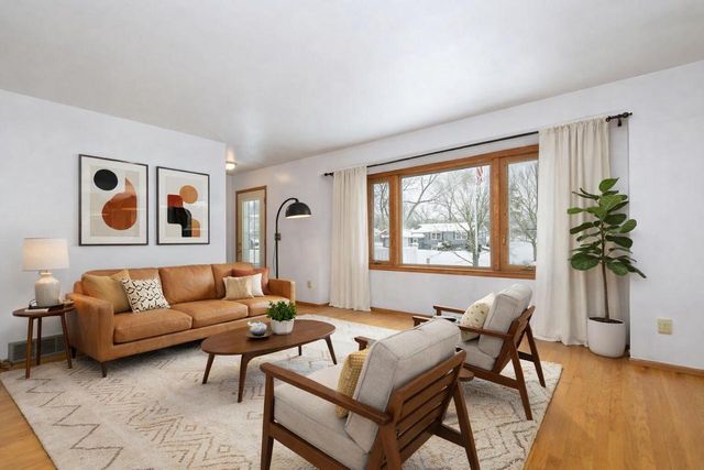 21401 W Woodland DRIVE, New Berlin, WI 53146