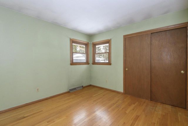 21401 W Woodland DRIVE, New Berlin, WI 53146