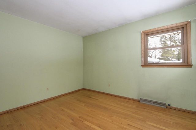 21401 W Woodland DRIVE, New Berlin, WI 53146