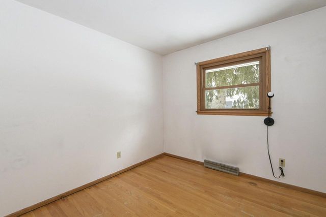 21401 W Woodland DRIVE, New Berlin, WI 53146