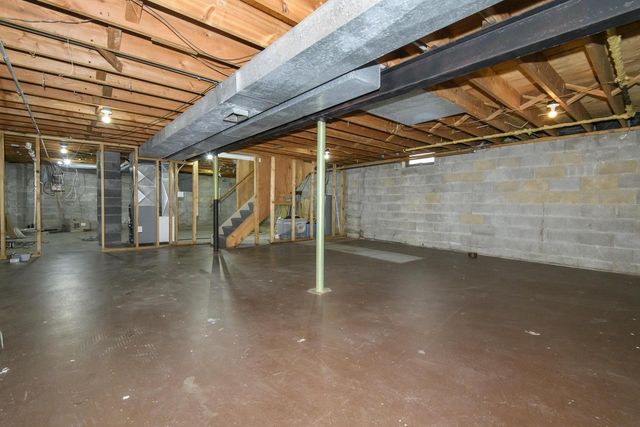 21401 W Woodland DRIVE, New Berlin, WI 53146