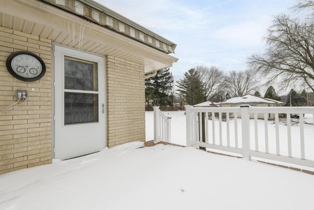 21401 W Woodland DRIVE, New Berlin, WI 53146