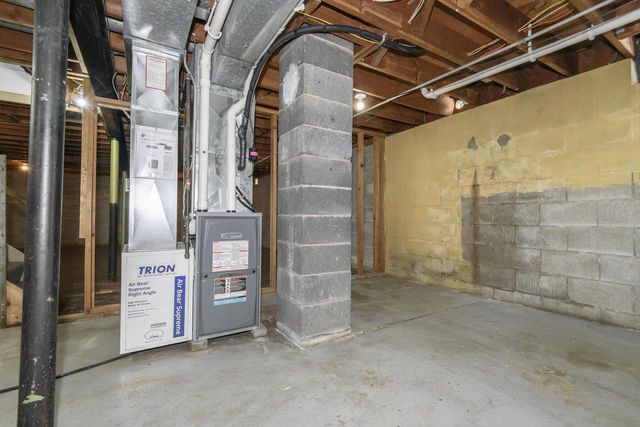 21401 W Woodland DRIVE, New Berlin, WI 53146