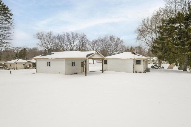21401 W Woodland DRIVE, New Berlin, WI 53146