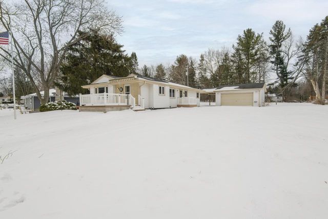 21401 W Woodland DRIVE, New Berlin, WI 53146